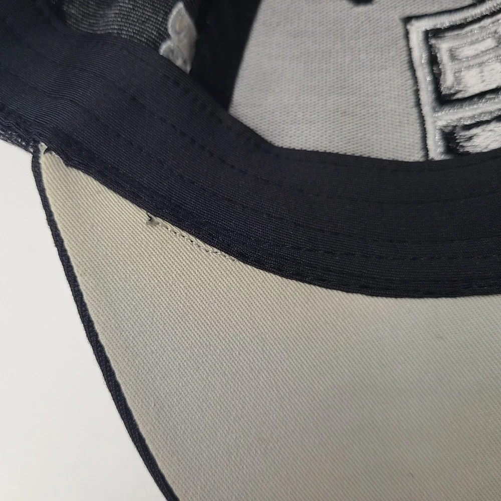 Youth Los Angeles Kings Hat Fitted One Size Reebok Gray Black NHL Hockey Logo